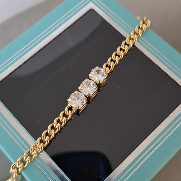 Round shape three diamonds bracelet - Picture 4 of 8